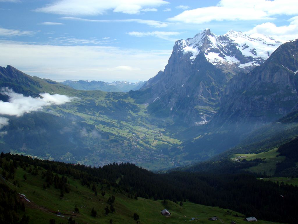 Another view of Grindelwald, but now without the clouds. It's amazing how quickly and continuously the weather changes.