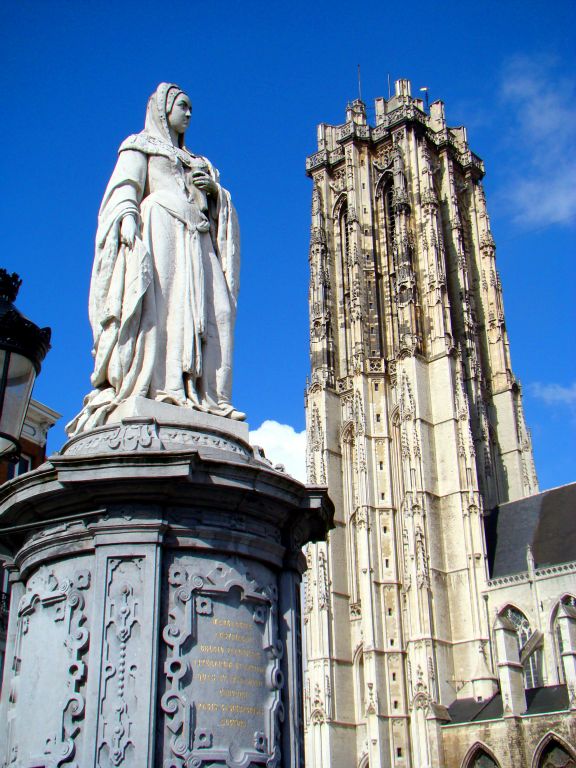 Considering the dismal weather forecast, the day has got off to a super start. Here are two of Mechelen's most famous landmarks - the statue of Margaret of Austria in the Grote Markt and St. Rumbold’s Tower. It’s interesting that they only appear to have cleaned the bottom half of the tower.It’s also interesting that St. Rumbold’s Tower conforms to the almost universal Benelux scenario of planning a much taller tower (167 metres), but then running out of money and having to stop when they were only half way up (97 metres in this case).
