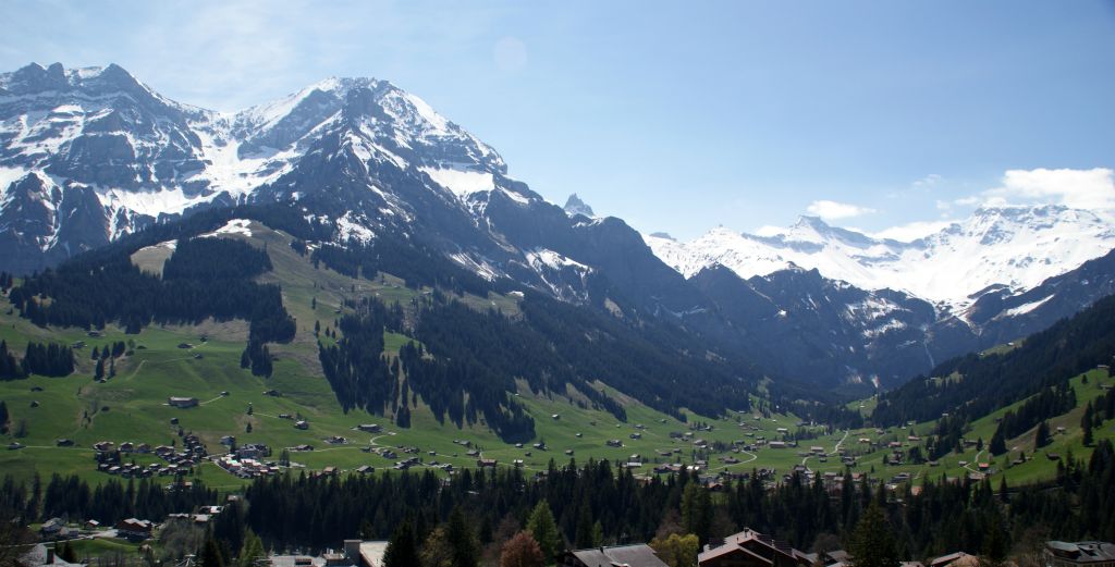 Tuesday. Lovely weather yet again. Today we’re going for a walk to Schermtanne, which at 5.018 feet, is a gentle 580 feet above Adelboden.