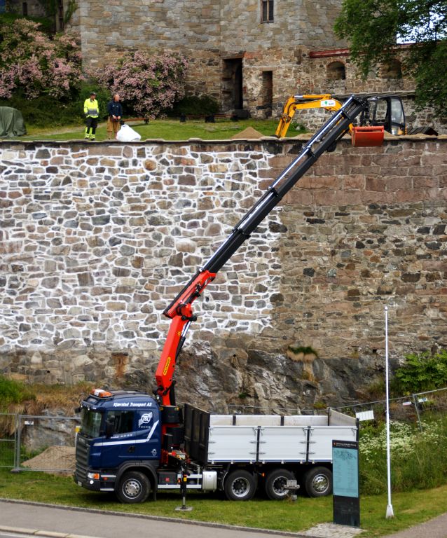 We parked up next to the Akershus Fortress and Castle, which was undergoing renovation/maintenance. I was watching this truck unloading soil onto the top of the fortress wall and wondering how the truck driver/crane operator could see where he was actually dropping the soil. Then I noticed that one of the blokes standing on the wall (not the one with the high-visibility vest) had a remote control for the crane, so he could see exactly where he was dropping the soil. Brilliant. Do we have that sort of technology in the UK?