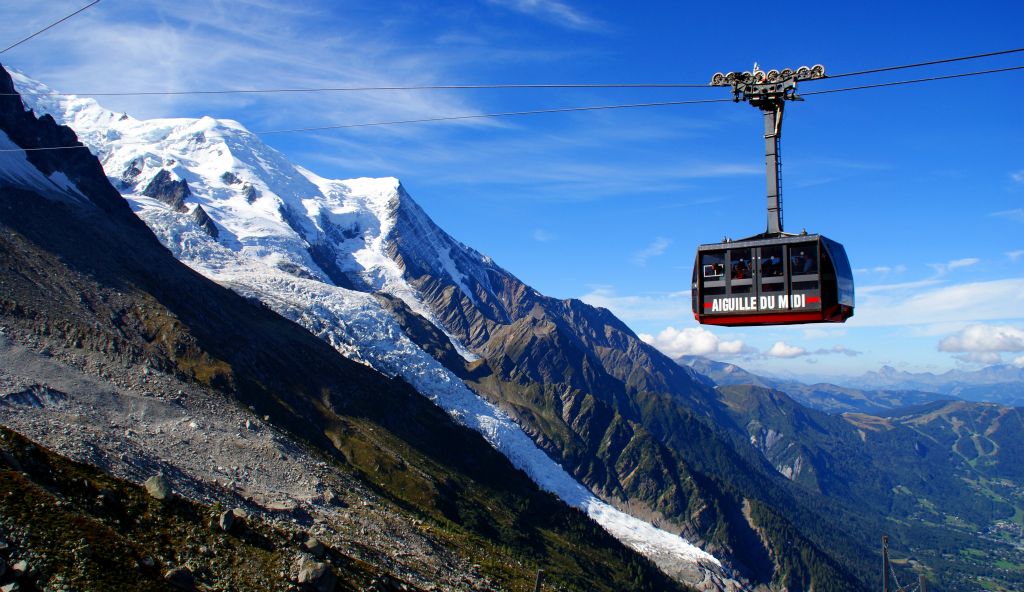 The cablecar took us to the Plan du l'Aiguille (2,317m - 7,601 feet), where we switched to another cablecar for the journey up to the Aiguille du Midi.