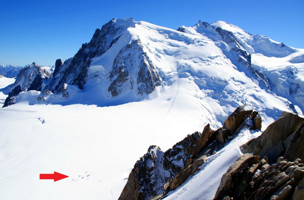 In this zoomed-out shot, you can see just where the camping enthusiasts have put their tents (that's my big, red arrow, pointing them out - it wasn't painted on the snow). There doesn't appear to be much shelter from the elements there. Still, I'm sure they knew what they were doing.BTW, Mont Blanc is the dome-shaped "peak" on the right. It might be high, but it's not very impressive to look at compared to the likes of the Matterhorn.