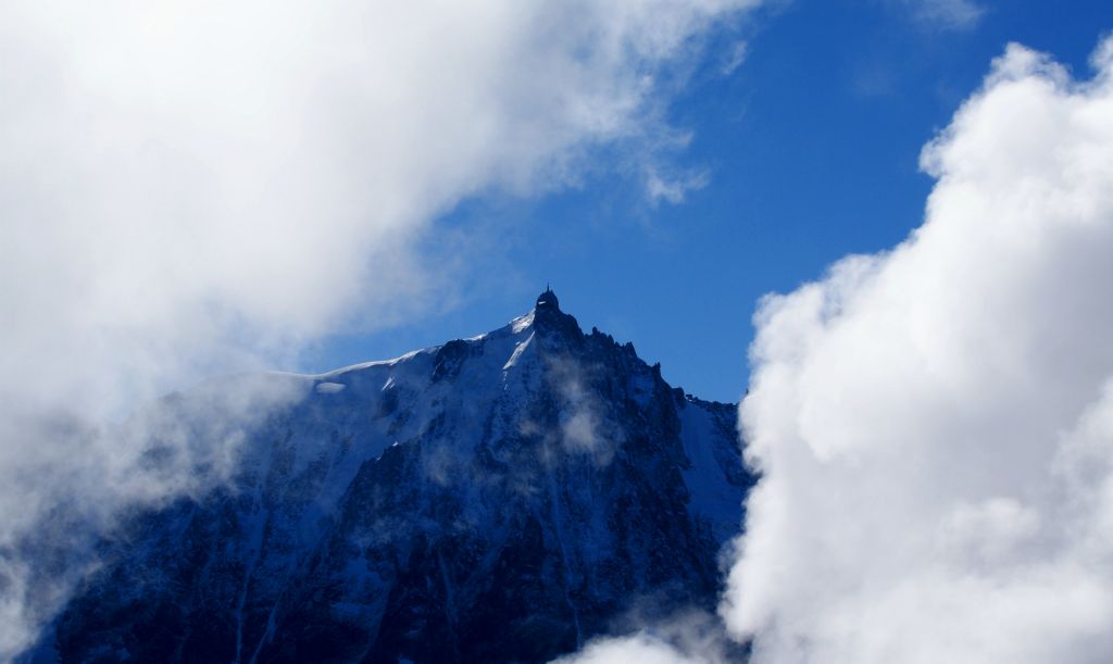 Across the valley, we got glimpses of the Aiguille du Midi between the clouds.As I'd been up and about for a while, the pain in my thighs was subsiding a bit. So I decided that it might be a great idea to walk the trifling 525m (1,722 feet) back down to Planpraz. According to the sign, it's only a 70 minute stroll. Judith didn't share my enthusiasm and decides to get the cablecar back down and arranged to meet me in the restaurant near the cablecar station.