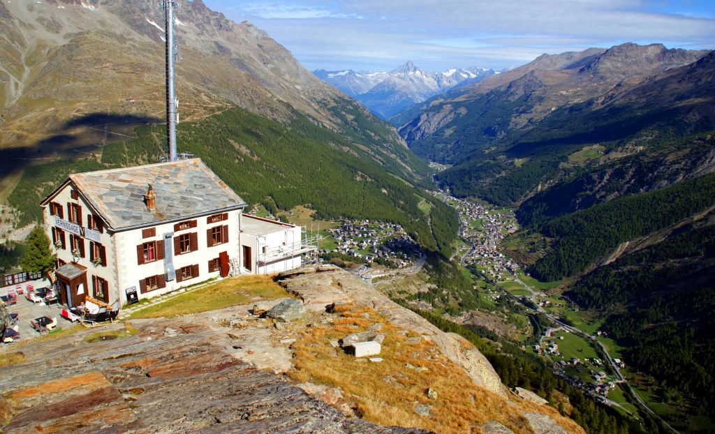 After about an hour I reached the Berghaus Plattjen hotel/restaurant. There was a nice view from here. Just to the right of the hotel you can see the end of Saas Fee. In the bottom of the valley, 240m (787 feet) lower, is the town of Saas Grund.