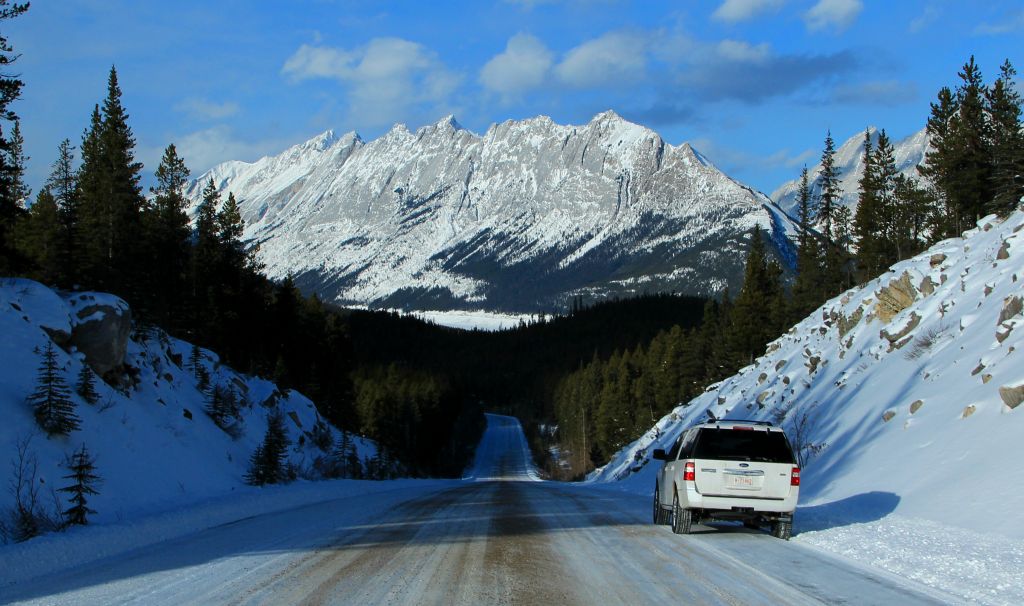 Sunday - It was still well below -20C and we had decided to drive the 25 miles-or-so to Maligne Lake. This was a miscellaneous view on Maligne Lake Road. You could stop the car at almost any point and point the camera in almost any direction and see a view like this.