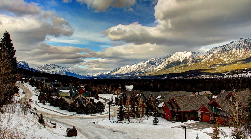 This appears to be one of the nicest bits of Canmore to live in. There are some amazing houses in this area.