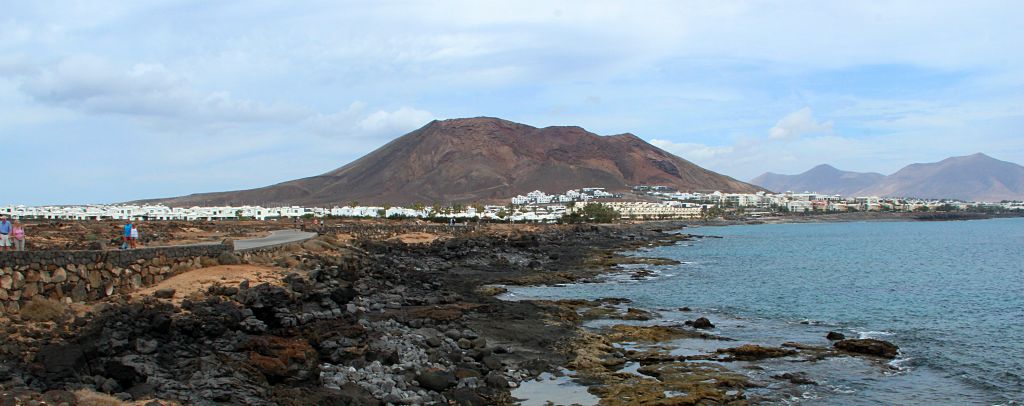 From near the lighthouses I had a good view of the Montana Roja volcano surrounded by the suburbs of Playa Blanca. The thought of living in a house built on the slopes of an allegedly extinct volcano does not appeal to my risk-averse nature.