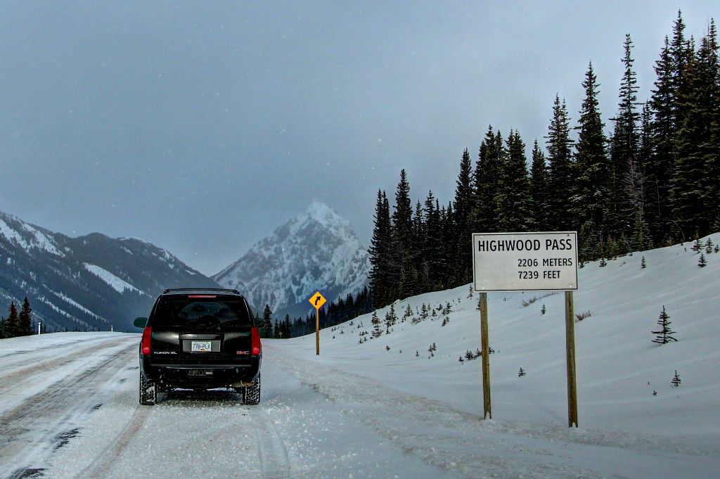 We carried on up highway 40 to the Highwood Pass, which, as I’ve mentioned elsewhere, is the highest paved road in Canada. Considering the almost complete absence of snow on our way into the mountains, it was also looking quite snowy. This was the view looking North.