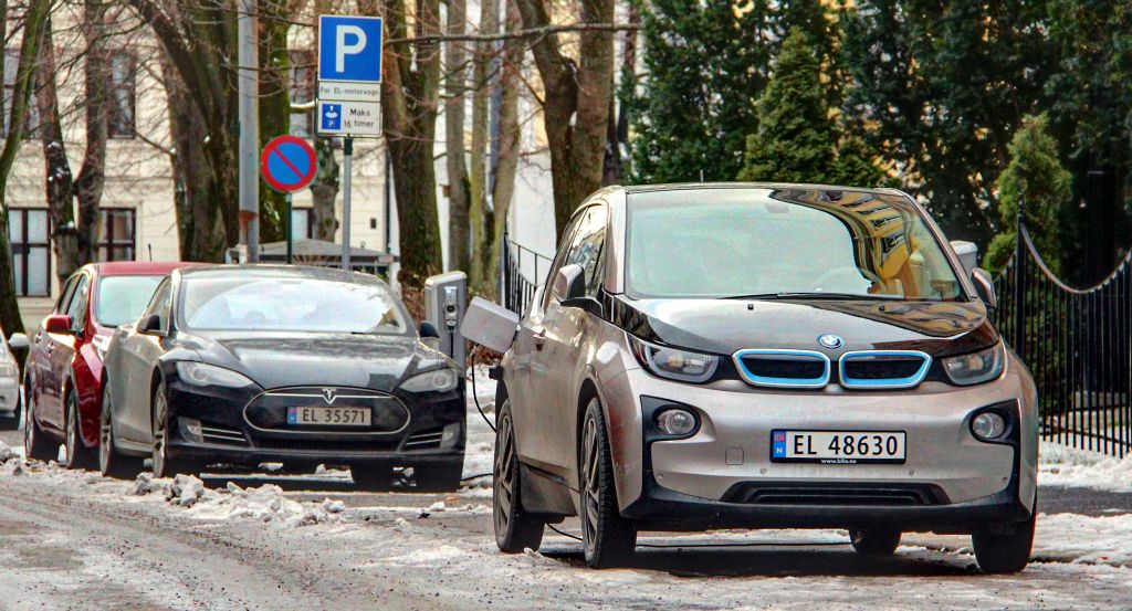 A short distance away we saw this BMW i3, Tesla Model S and another Nissan Leaf. Considering that Olso was largely deserted, there were loads of Leafs and Teslas around.