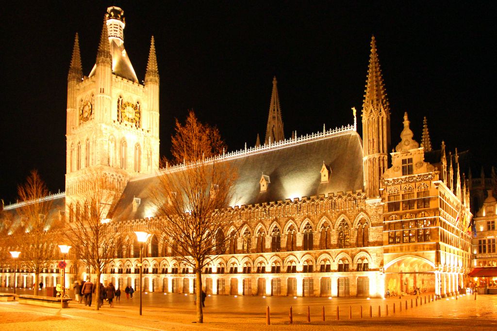This is the Cloth Hall, which stands in the middle of Ieper. It was completely destroyed in World War 1, along with the rest of the town, but was rebuilt exactly was it was before the war.