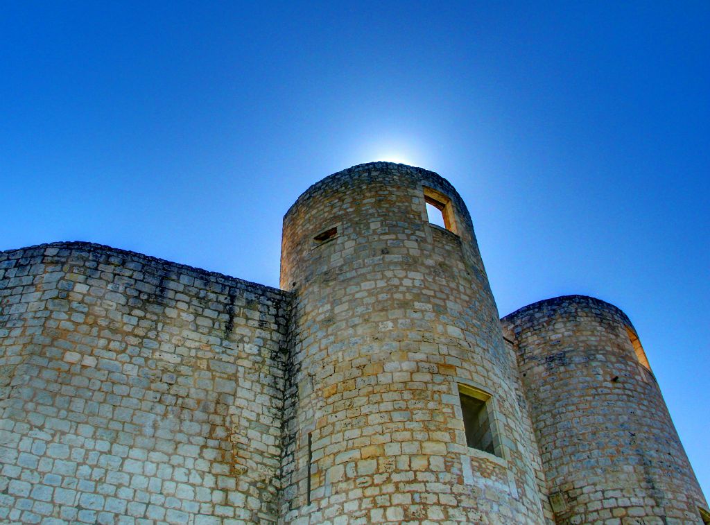 I was a bit disappointed with this photo. I thought the sun, which was just eclipsed by the fortress tower, would have created more of a halo effect.