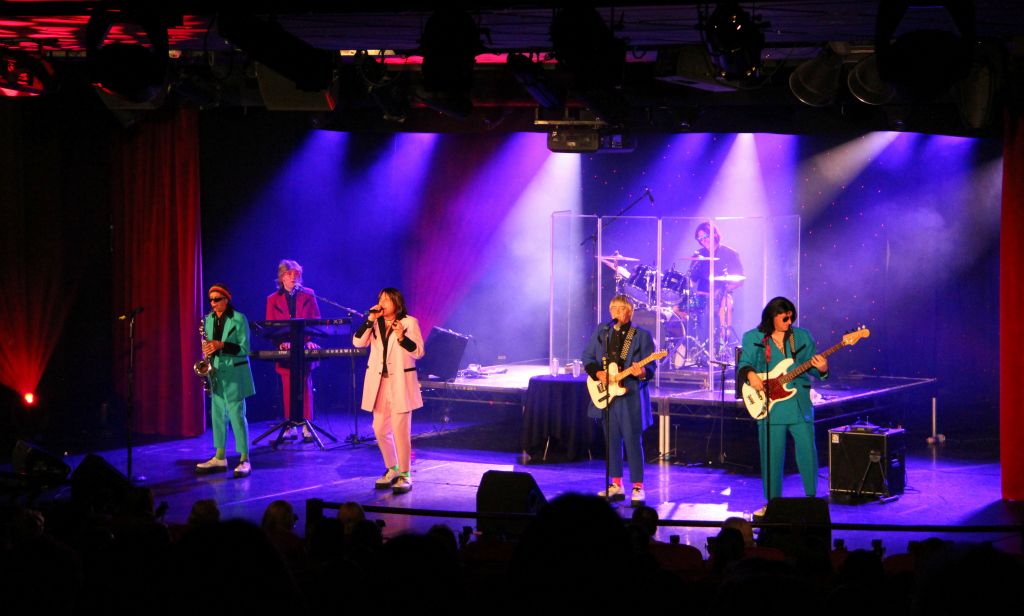 There was a Showaddywaddy tribute band on in the theatre. Didn't hang around to watch that.Time for bed.