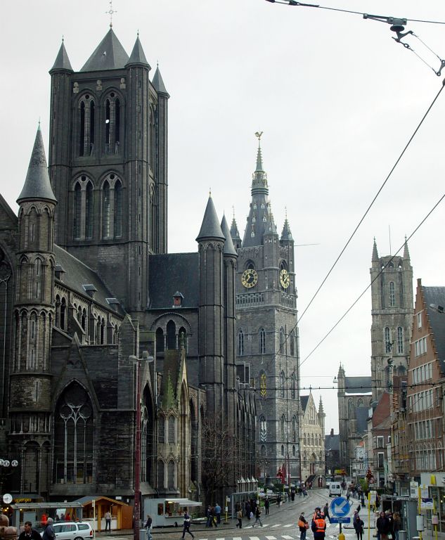 Not the little known two-and-a-halfth episide of the Lord of the Rings series. These are the landmarks that Ghent is best known for. St Niklaaskerk (in the foreground), Belfort (with the clock) and St Baafskathedraal (partially obscured in the background).