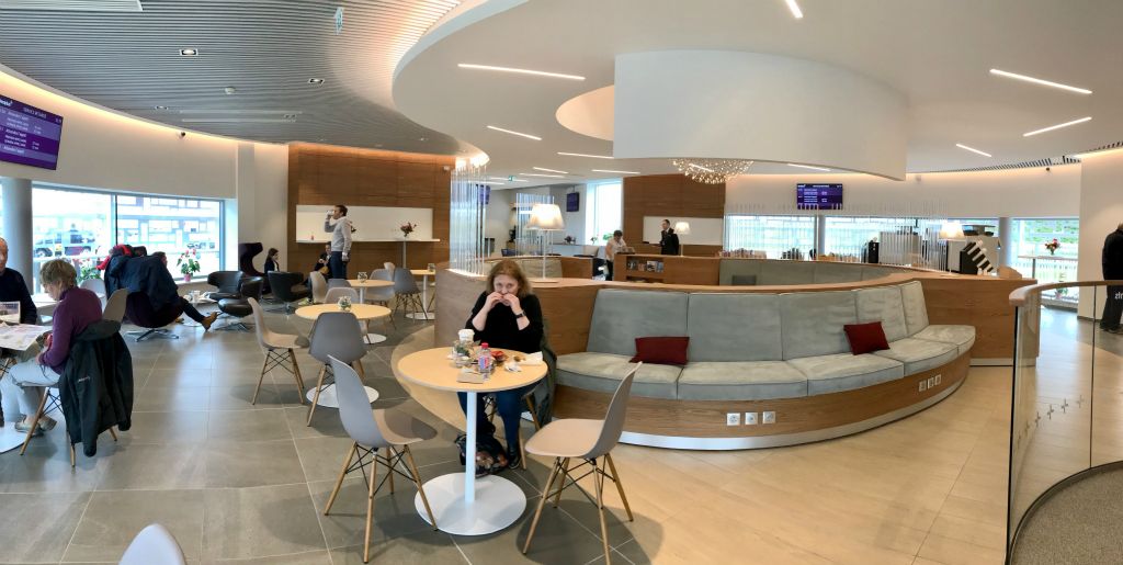 A while later, back at the Eurotunnel terminal, we got to have a go in the brand new FlexiPlus lounge, which was so new it even still smelled new. That was a very nice place to wait for our train to start boarding.And so ended another super Brugge/Belgium weekend.