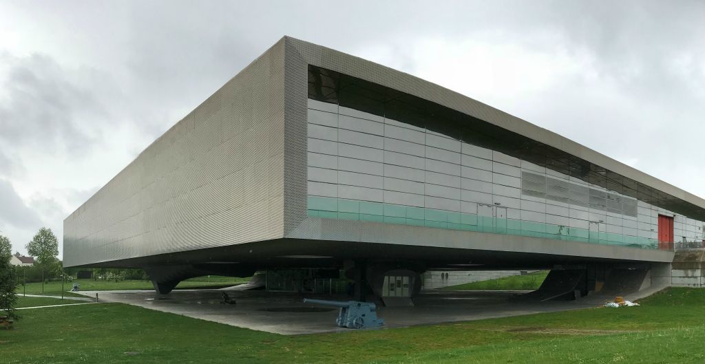 Sunday - The weather had turned a bit miserable, so we thought it might be a good idea so stay indoors as much as possible, So we drove to the Musee de la Grande Guerre (Museum of the Great War) at Meaux. Credit where credit is due, it's a pretty impressive building.