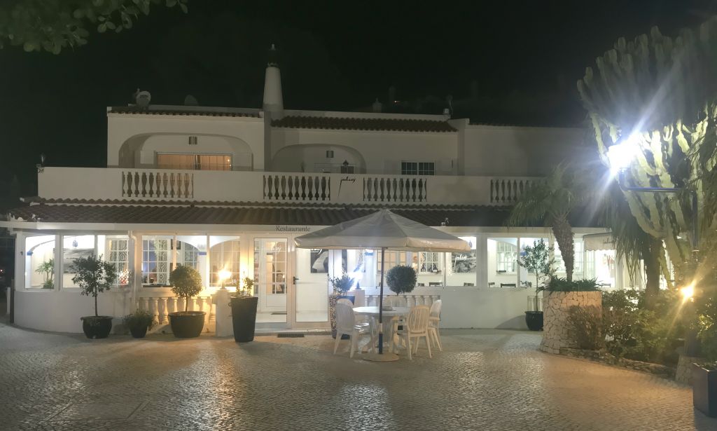 We walked to the nearby Restaurante O Julio for dinner. It was a good job we arrived early as it quickly filled up. We had an excellent dinner and I had possibly the best cheesecake I've ever eaten for dessert.A super way to end the day.
