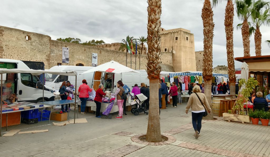 So having been thwarted in my going-for-a-walk aspirations, we decided to drive the 12 miles or so to the town of Cuevas del Almanzora, where it was market day. They were holding their market in the Plaza del la Libertad, outside of the town's castle.