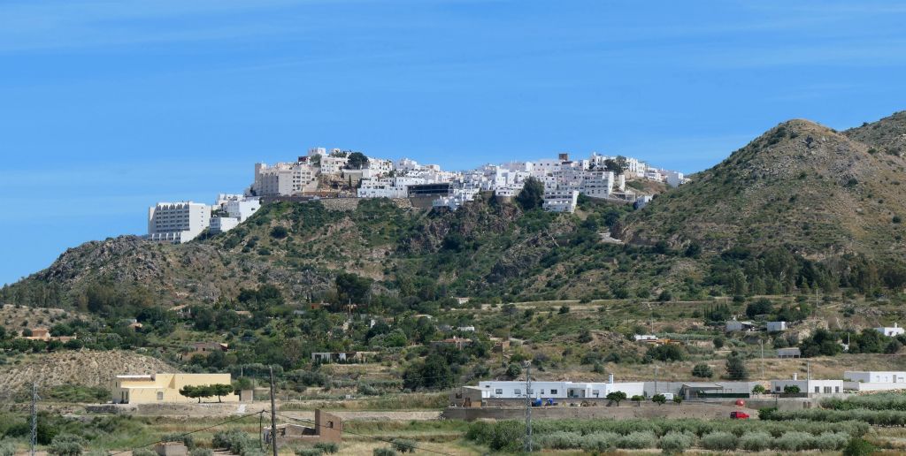 We decided to head back to Mojacar for some lunch. This also gave me the opportunity to get this nice photo of the hilltop town that I didn't manage to get when we were here a few days ago.
