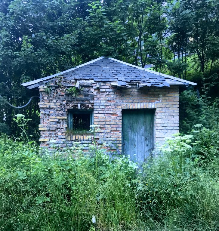I have decided to expand the scope of my door collection to also include this interesting hut, which was just outside the tunnel.