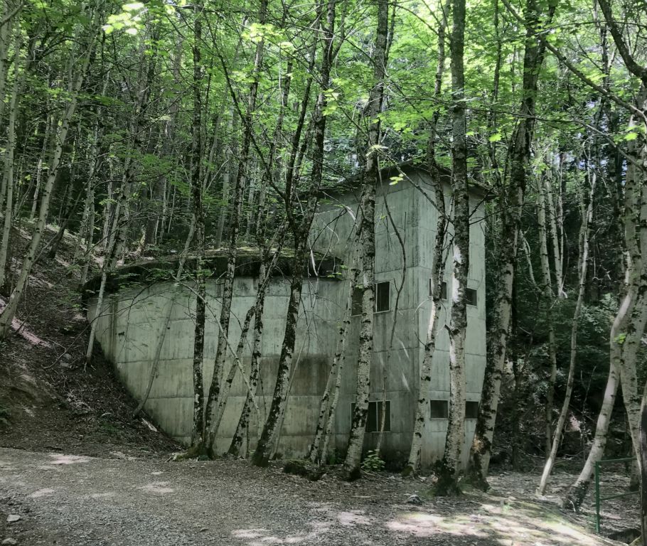 I passed this mysterious looking building in the woods. It was made of new looing concrete, so I don't think it was very old, but it served no obvious purpose and there were no signs up saying what it was for.