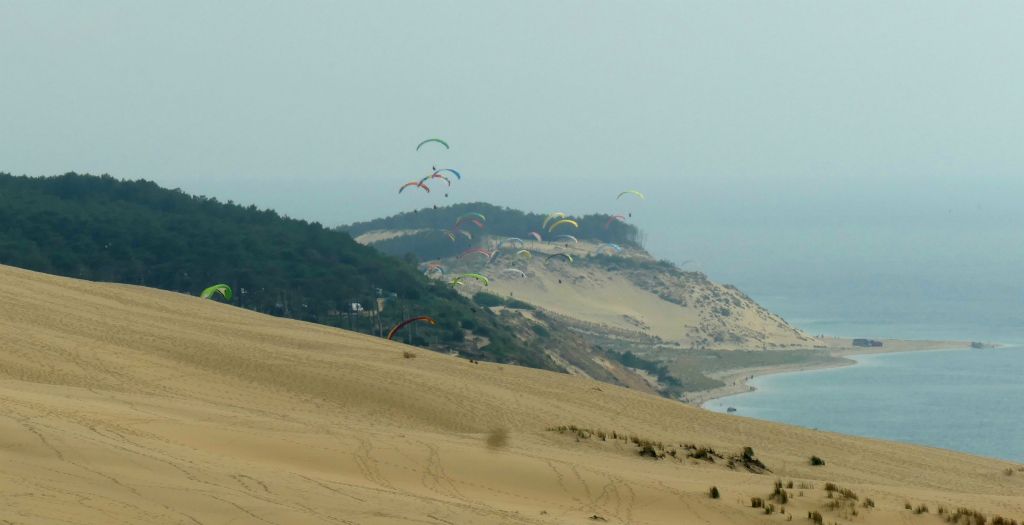 I've zoomed in massively on a tiny bit of the previous picture and you can just make out loads of paragliders launching off the dune in the far distance.