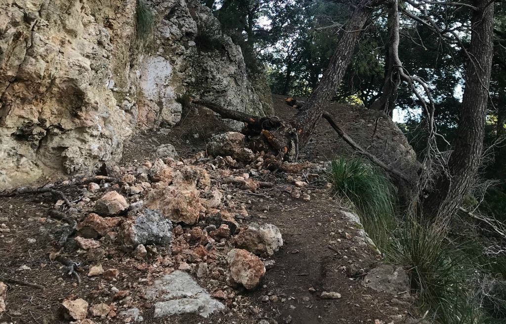 I'm glad I wasn't around when that happened. And by the look of it, another huge chunk of the cliff above the path wasn't far from breaking away too. No dawdling around here then.