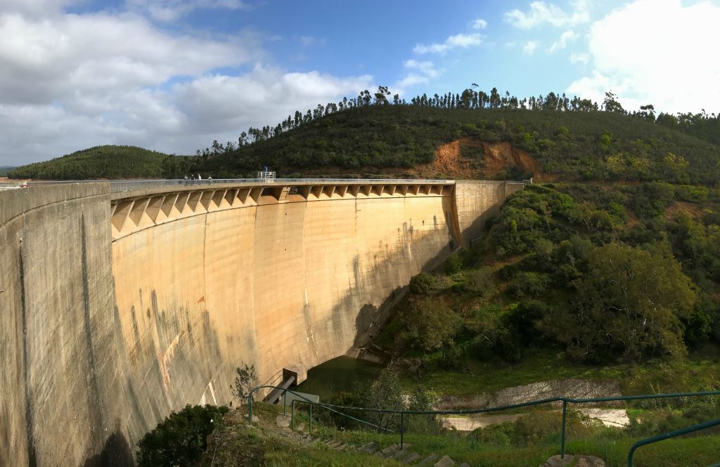 The Barragem da Bravura itself is only a few minutes walk from the car park.
