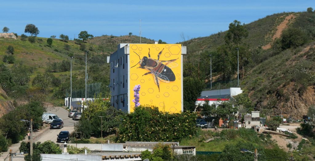Someone has painted a massive bee on the side of this building on the way back into Silves.
